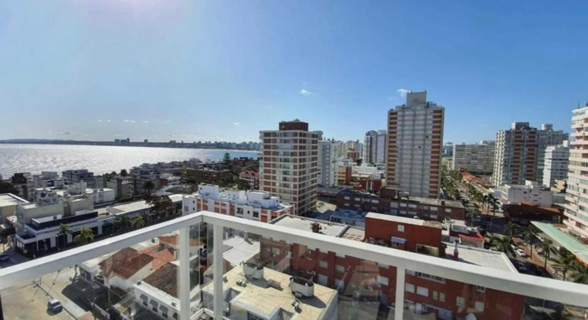 VENTA con renta actual dos dormitorios Lux Tower piso alto