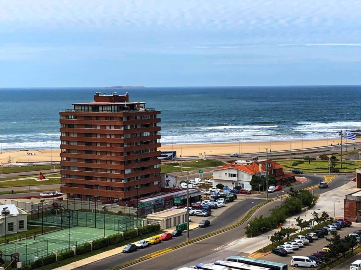 Venta apartamento 1 dormitorio con vista al mar , primera línea playa mansa.