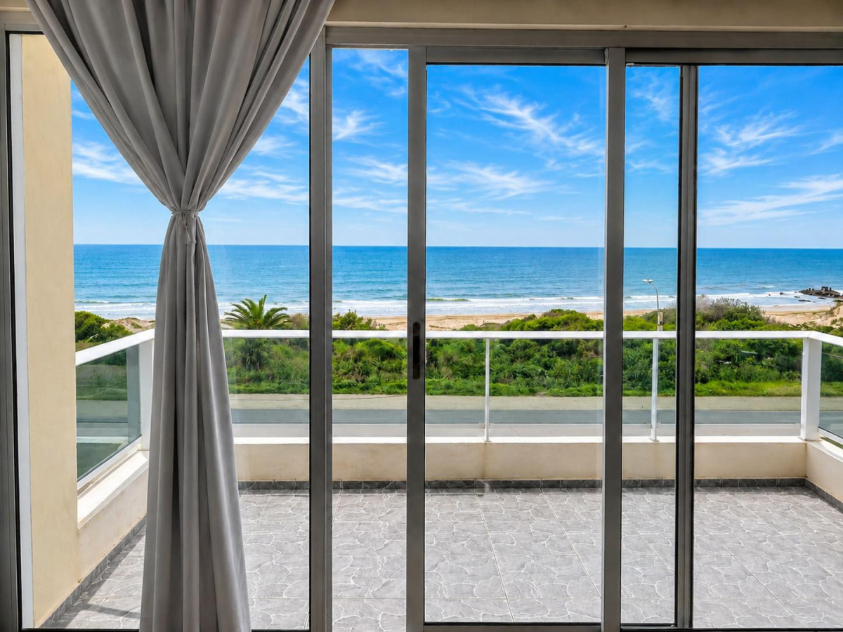 Venta monoambiente con dormitorio definido en primera línea frente al mar .