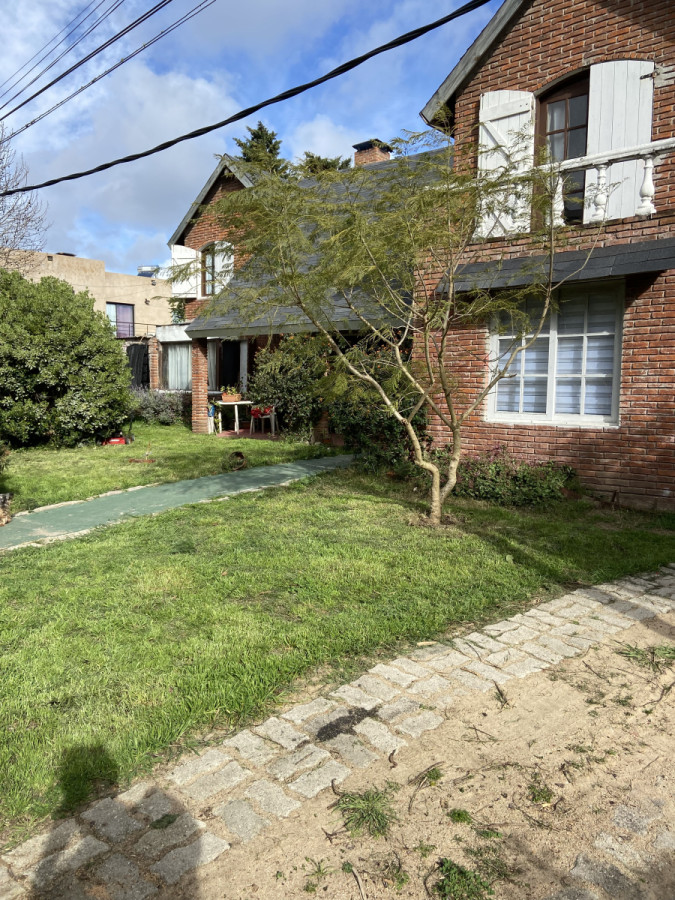Venta casa amplia en Pinares 