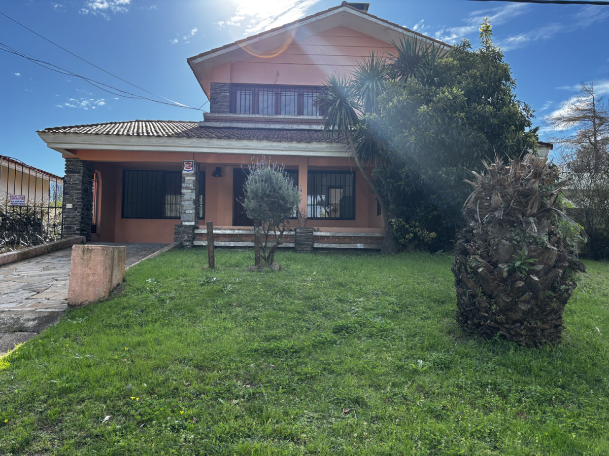 Hermosa Casa de 2 Plantas Las Toscas Sur, 2 cuadras de la Playa ,4 dormitorios, piscina, sotano, apto al fondo