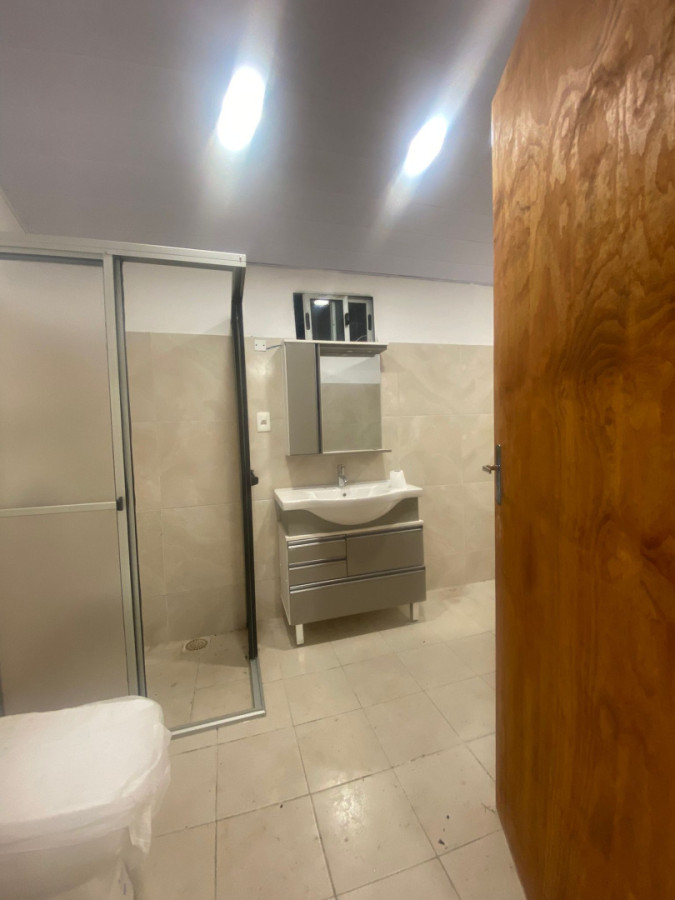 Se alquila casa en Salinas. 