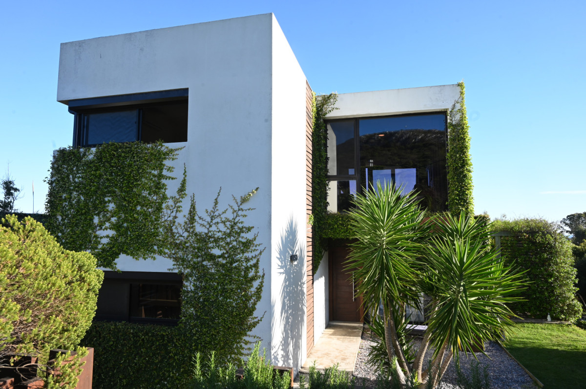 SE VENDE EXCELENTE PROPIEDAD EN PLAYA HERMOSA, PIRIAPOLIS, DE TRES DORMITORIOS