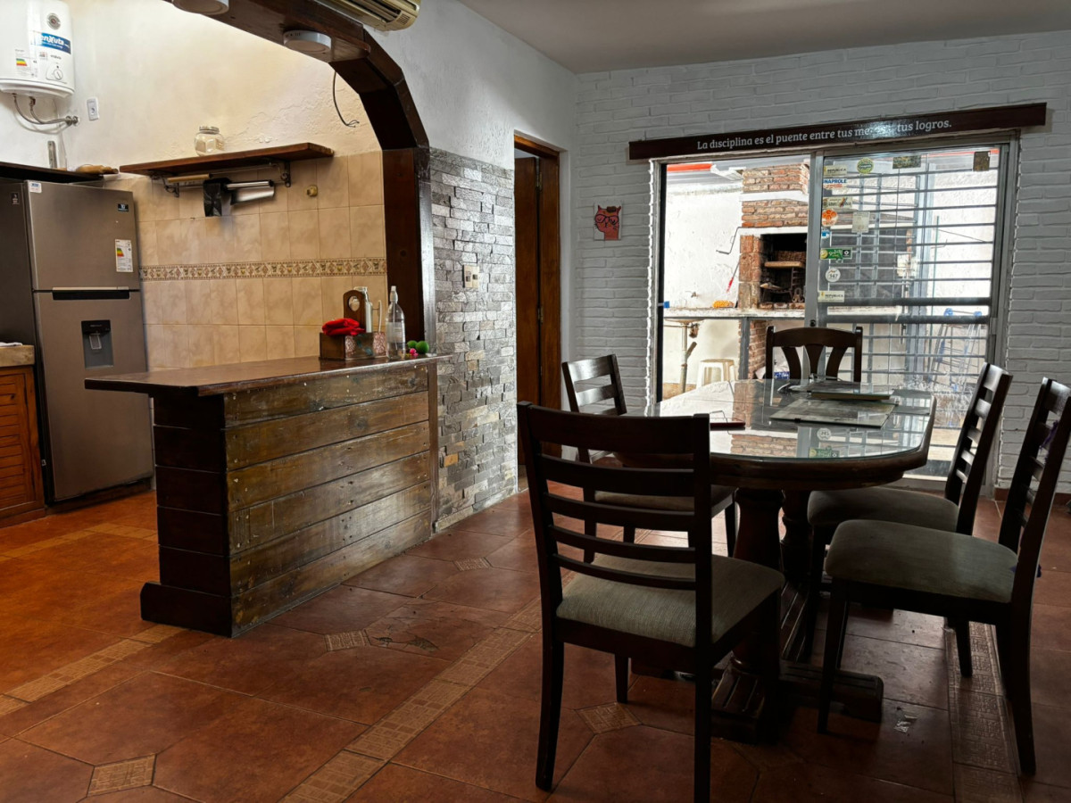 Casa en alquiler en Reducto ideal para uso comercial  o familia numerosa en excelente estado