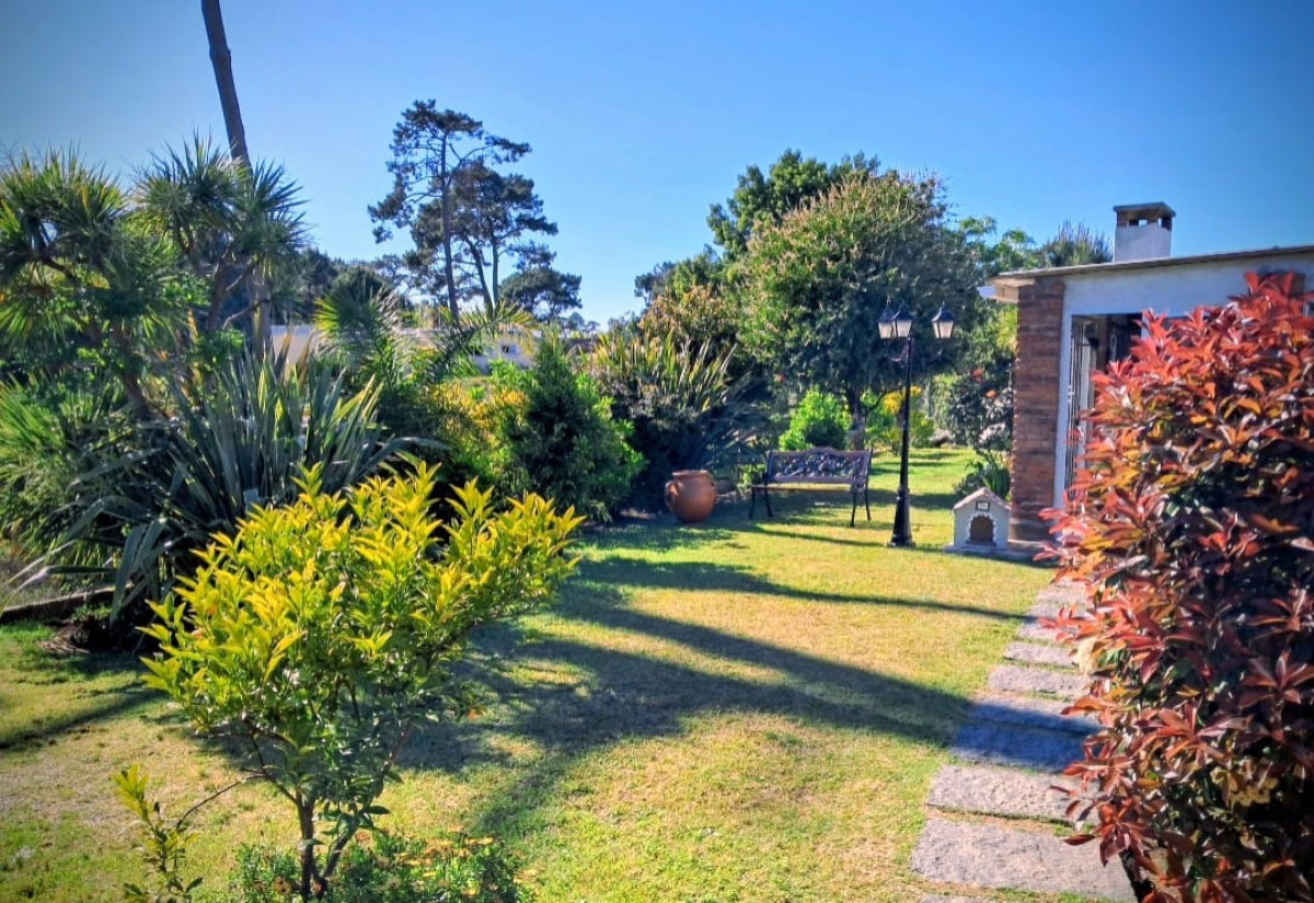 CASA EN VENTA JARDINES DE CORDOBA 2 DORM + BARBACOA INDEPENDIENTE U$S 350000MIL DOLARES 