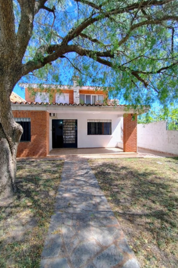 Oportunidad venta propiedad  dos casas  independientes + dependencia de servicio cerca de la rambla - Piriápolis