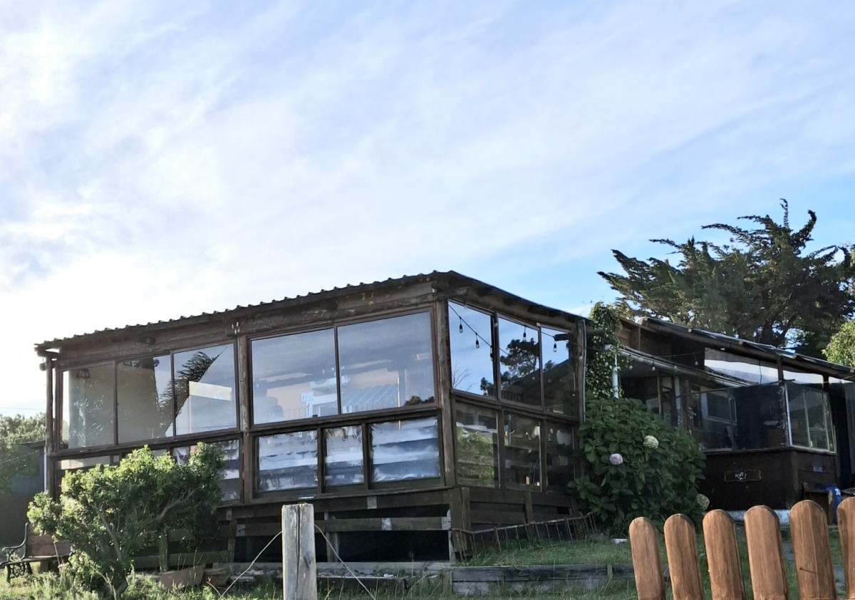 Se vende casa en  Pinamar Sur a pasos del mar con tres apartamentos 