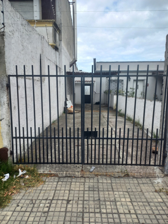 Alquiler casa en la Teja con parrillero y lugar para vehículos
