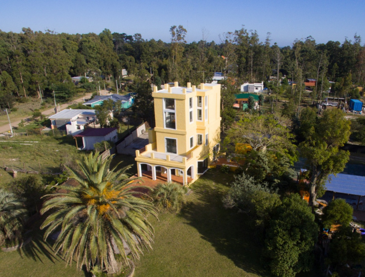Casa Tipo Castillo en Venta - Frente al Mar 