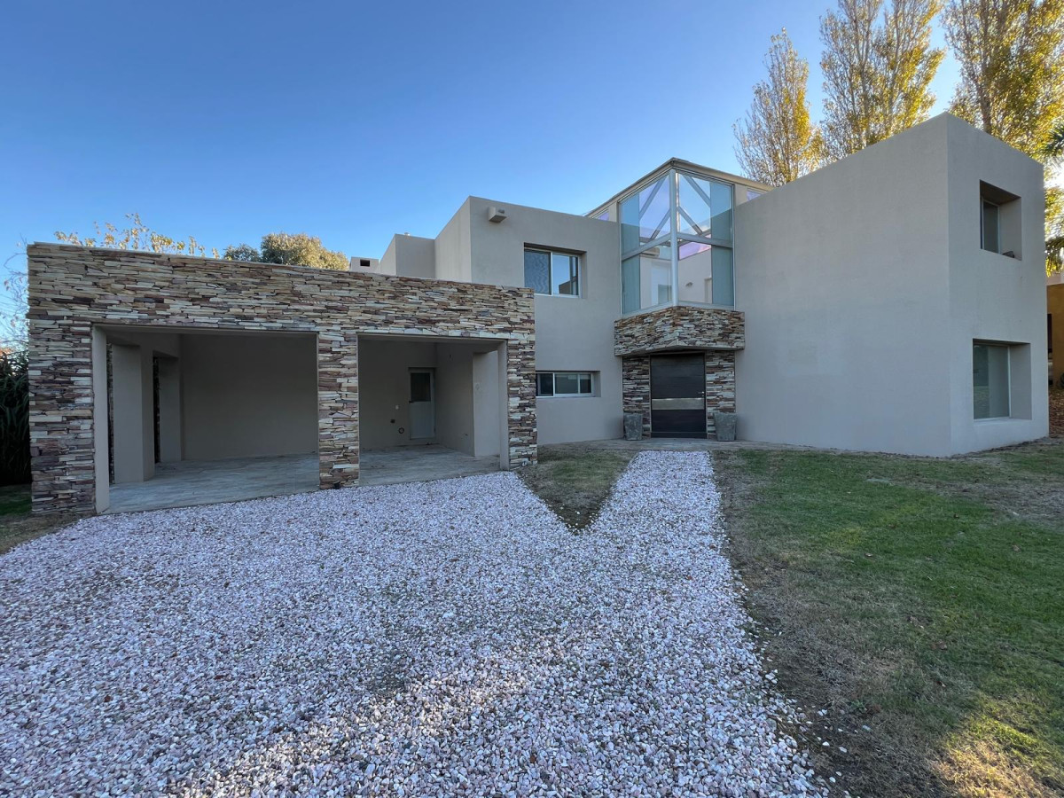 VENTA CASA, LA TAHONA, 4 HABITACIONES + SERVICIO, 4 BAÑOS + SERVICIO, PISCINA Y PARRILLERO