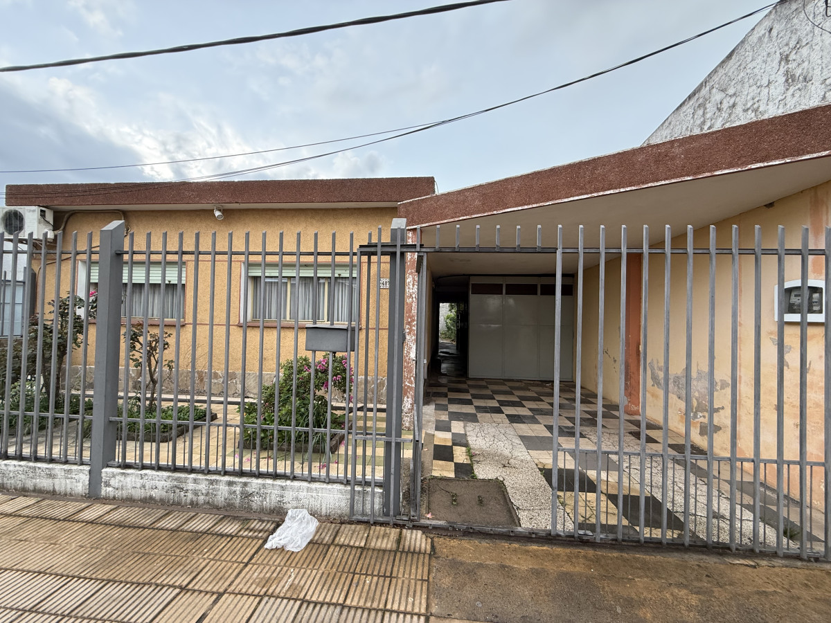 Se vende casa dos dormitorios y piscina en el centro de la ciudad 