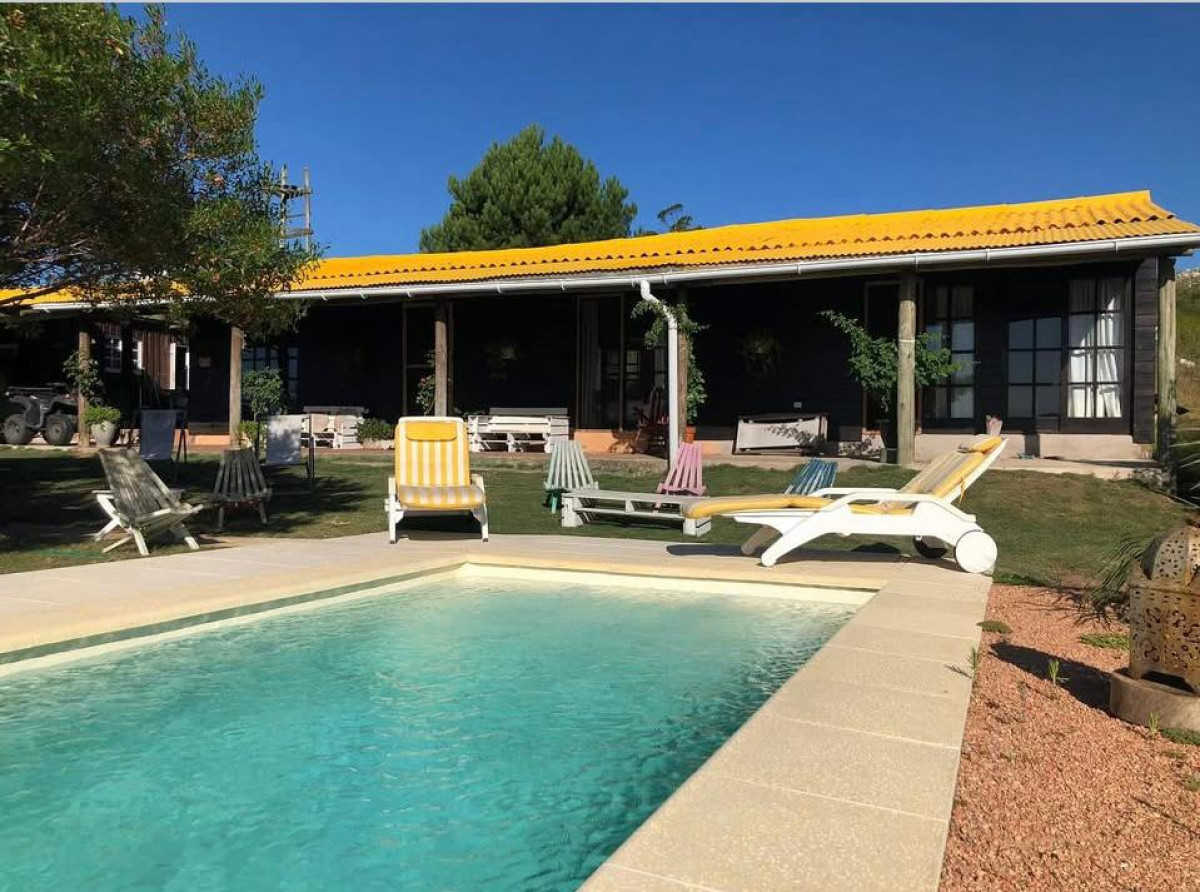 Venta casa principal y de huespedes gran tierra divina zona 