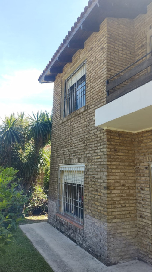 SE VENDE EXCELENTE PROPIEDAD DE 4 DORMITORIOS EN PINAMAR SUR