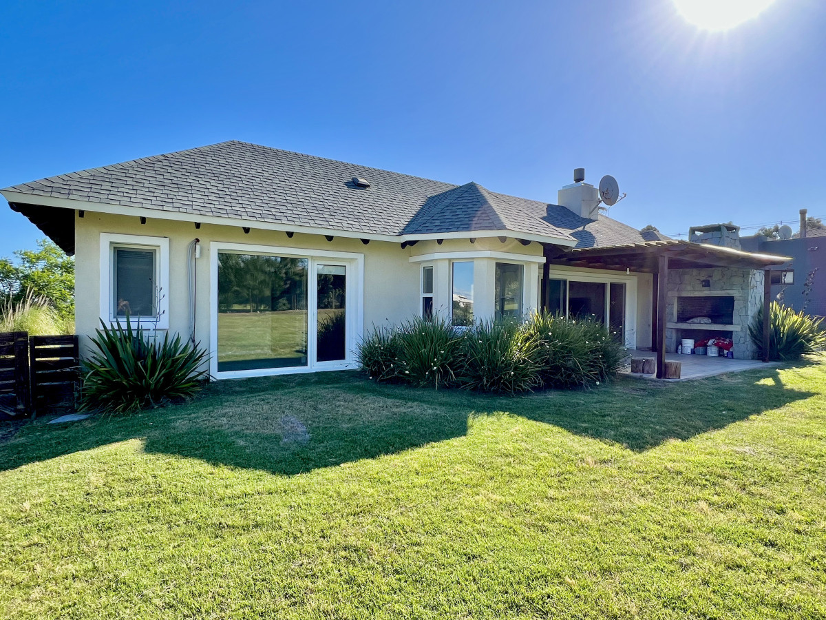 ALQUILER CASA 3 DORMITORIOS, 3 BAÑOS CON PORCH Y PARRILLERO, BARRIO PRIVADO, LA TAHONA