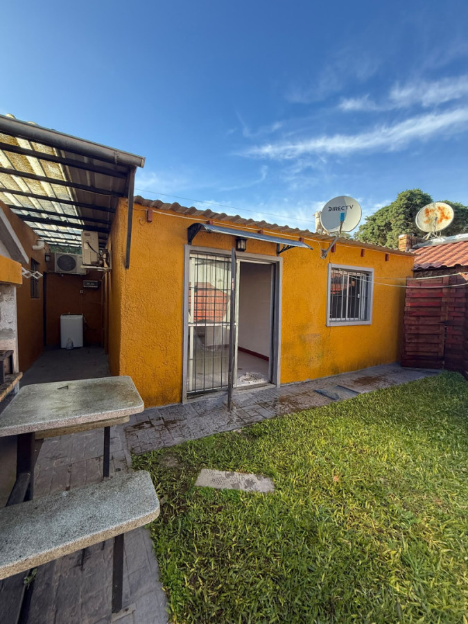 Se alquila casa en El Fortín. 