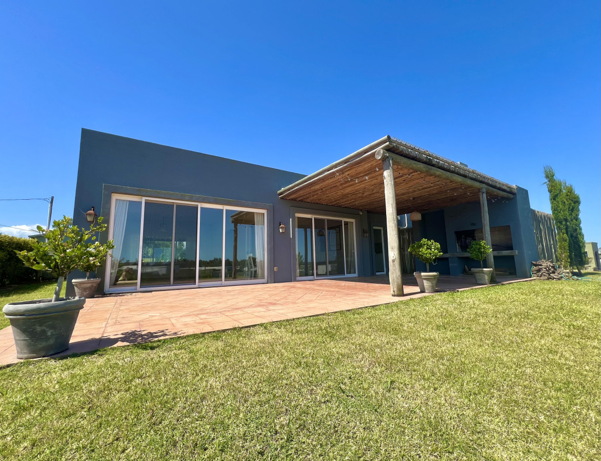 VENTA CASA 4 DORMITORIOS, 3 BAÑOS, (OFICINA) + SERVICIO Y PARRILLERO, BARRIO PRIVADO, LA TAHONA