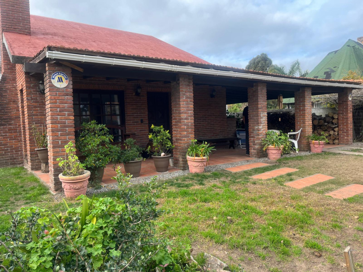 Venta casa de 4 dormitorios y 4 baños a 5 cuadras de la playa mansa.