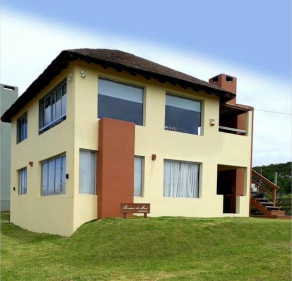 Venta casa de 4 dormitorios con vista al mar en Punta del Diablo.