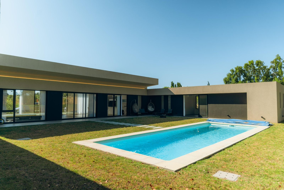VENTA CASA 3 DORMITORIOS + SERVICIO, 3 BAÑOS, PISCINA y PARRILLERO, BARRIO PRIVADO, CANELONES
