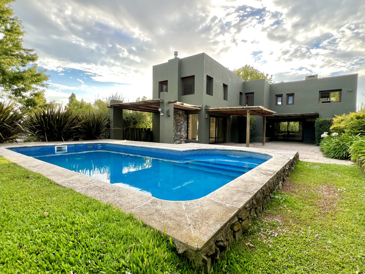 ALQUILER CASA 4 DORMITORIOS, 4 BAÑOS + SERVICIO, PISCINA Y PARRILLERO, BARRIO PRIVADO, LA TAHONA