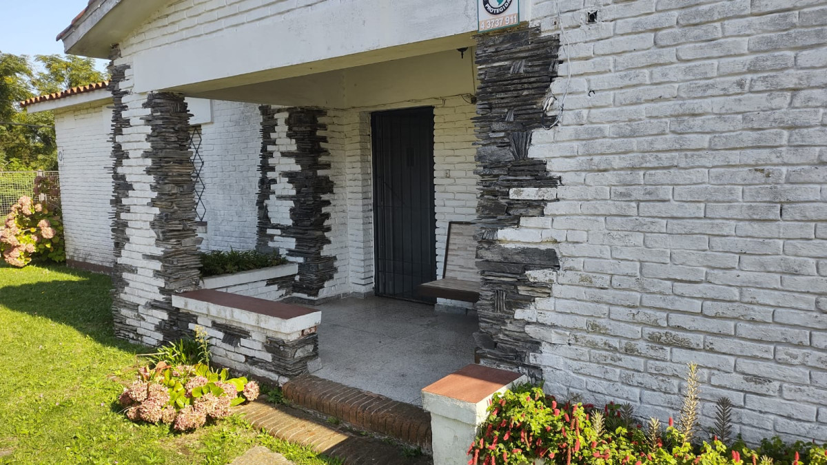 SE VENDE EXCELENTE PROPIEDAD EN ATLANTIDA, DE CUATRO DORMITORIOS