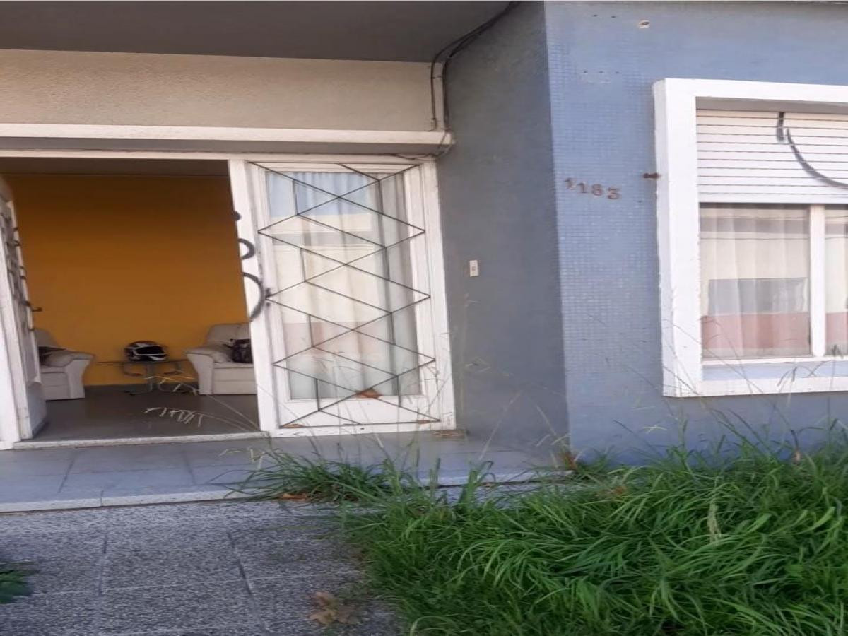 SE VENDE GRAN CASA EN PANDO A PASOS DEL CENTRO