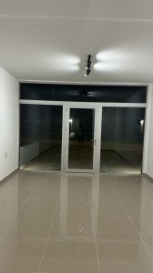 Se alquila local comercial en Parque del Plata  Sur