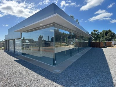 Lanzamiento Exclusivo Comercial de 660 m2 en la Avenida, mas estratégica de Maldonado. 