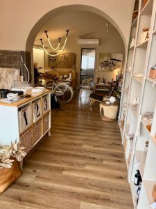 Local comercial en alquiler. Península Punta del Este. Muy buen estado