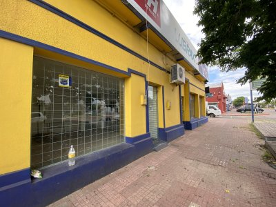  VENTA DE GRAN LOCAL COMERCIAL EN PRINCIPAL AVENIDA PAYSANDU
