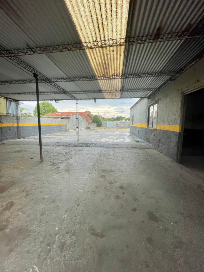 En Venta Terreno con mejoras y doble acceso sobre Boulevard Artigas. Maldonado