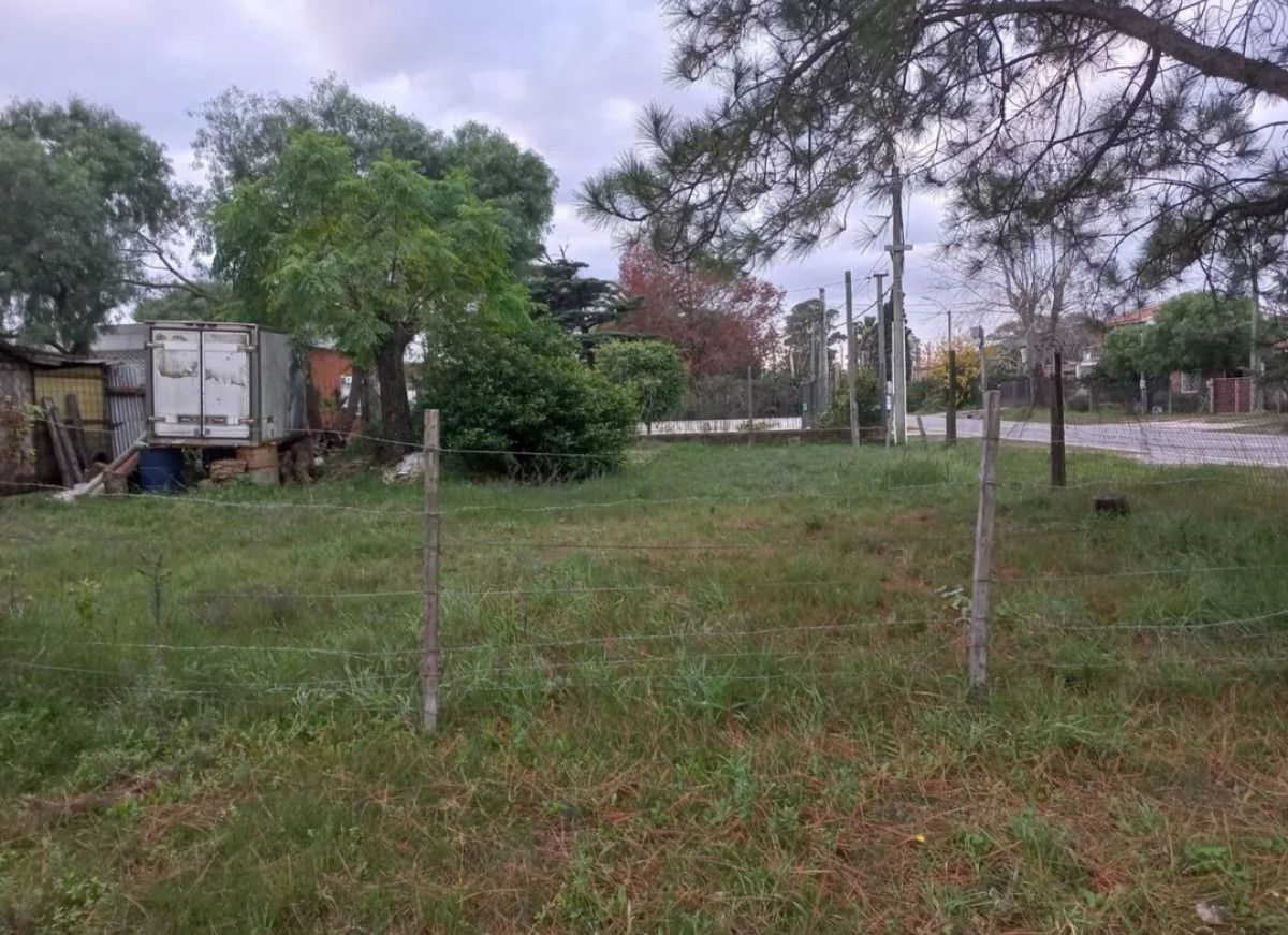 Se vende terreno en esquina a 200mts de la rambla costanera