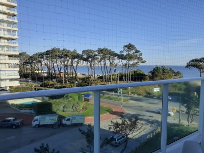 Venta apartamento de 2 dormitorios y 2 baños con amenities en primera línea de playa mansa.