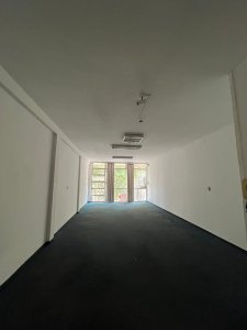 SE VENDE AMPLIO LOCAL- OFICINAS EN EL CENTRO DE MONTEVIDEO