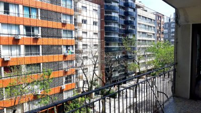 Apartamento Pocitos proximo Rambla: Guayaqui y Berro: 4 dormitorios + 3 baños + garage y Terraza