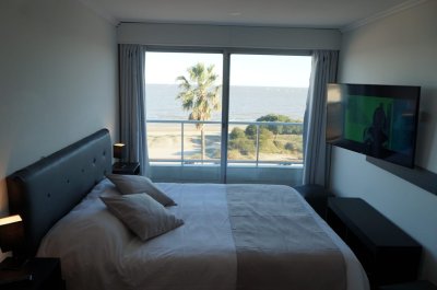 Destacado Monoambiente en Rambla  de Malvín totalmente equipado con estupenda terraza y la mejor vista pronto para disfrutar
