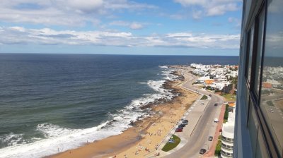 Amplísimo Apartamento Con Estufa a Leña en el Techo de Punta del Este con Majestuosa Vista