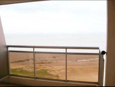 Estrene Apartamento en la Rambla de Malvin Piso Alto con Barbacoas y Piscinas en Común.-