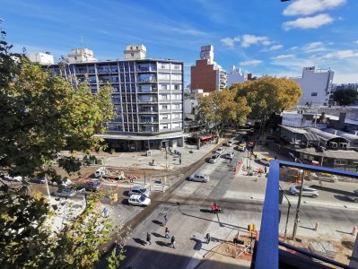 Pocitos Venta Piso alto con Vista Despejada: 2 dorm + 2 baños + Cómoda Cochera.-