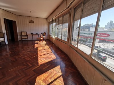 VENTA APARTAMENTO POCITOS 3 DORMITORIOS 2 BAÑOS SERVICIO GARAGE Fco. Soca prox. Av. Rivera.-