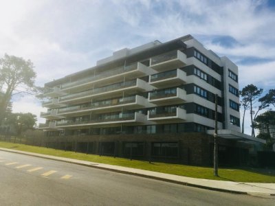 Venta Apartamento Punta del Este 1 dormitorio amplio con estupenda terraza Garage Piscina Amenities