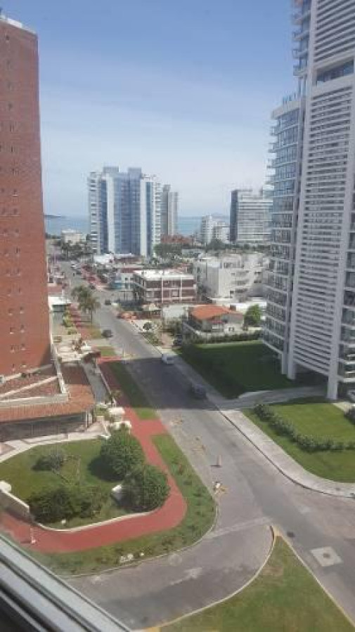 Apartamento de un dormitorio con vista a La Mansa Piscina Climatizada Servicio de Mucama y Garaje