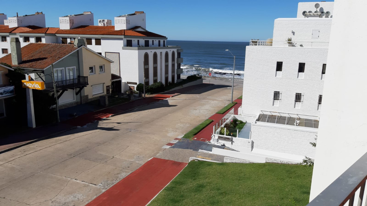Oportundiad Única Península con vista al Emir con gran terraza  y cómoda Cochera en Edificio clásico Punta Esteño