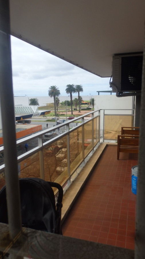 Pocitos: Apartamento a mts. de la Rambla con 4 dormitorios y 2 garages.-