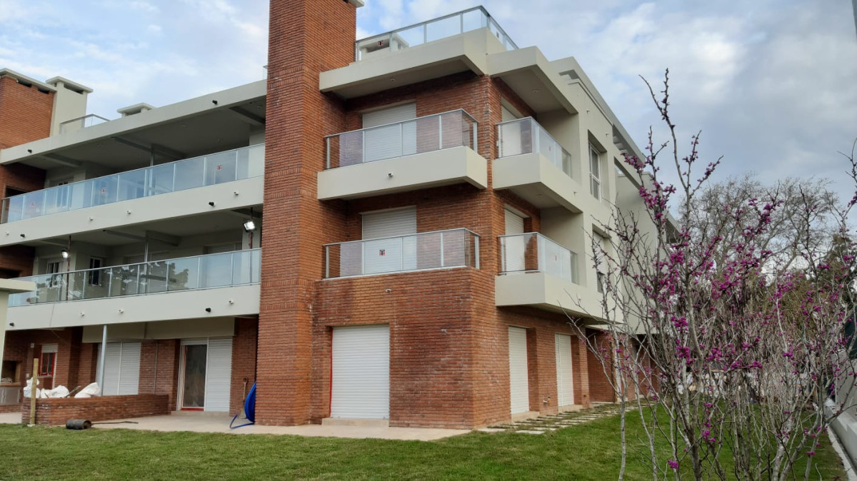 Estrene en Carrasco Apartamento de excelente calidad con amplios espacios verdes y la mejor orientación Norte con todo el Sol