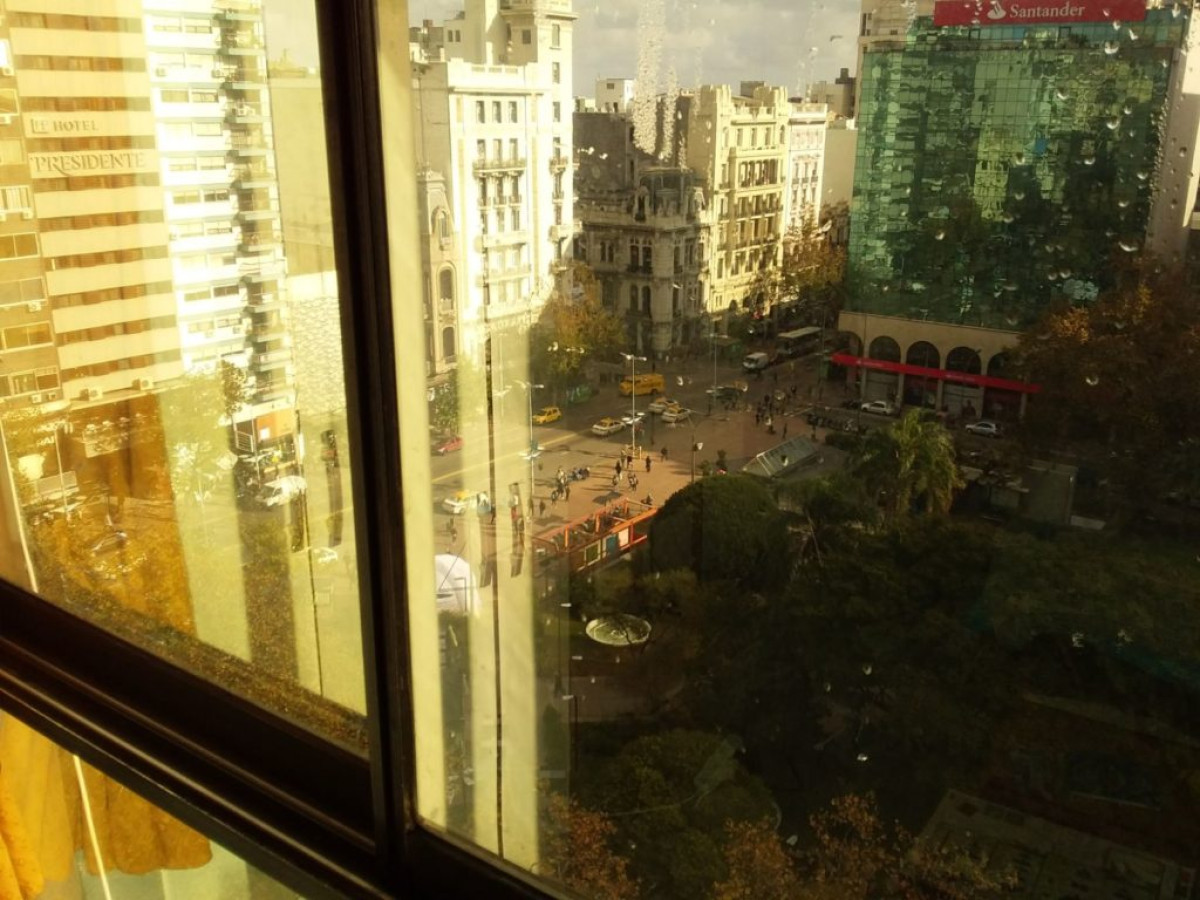 Monoambiente Totalmente equipado en Piso Alto frente a Plaza del Entrevero y a mts. de nuestra principal Avenida.