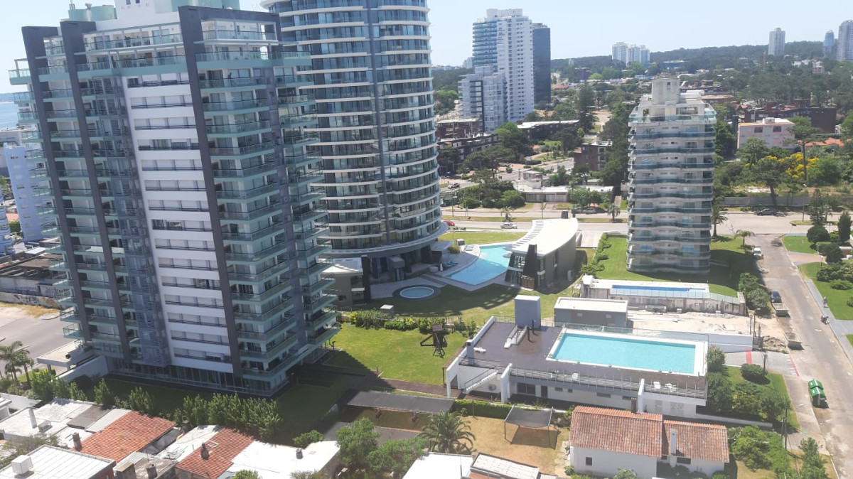 Moderno Edificio en Chiverta Cerca del Conrad - Península - Playa Brava & Mansa con todos los Amenities y Parrillero Individual.-