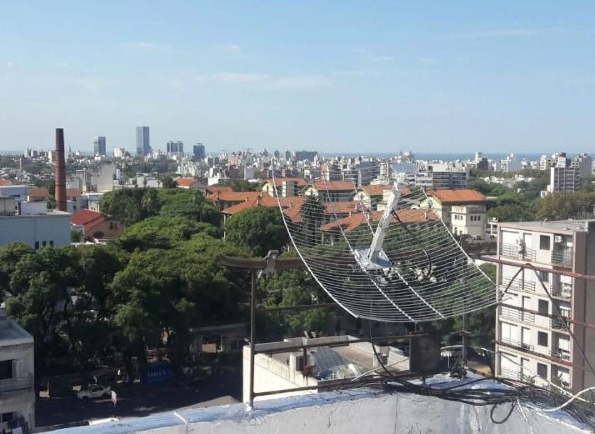 Apartamento en Piso Alto con excelente Vista  a mts. de 18 de Julio y Obelisco.-