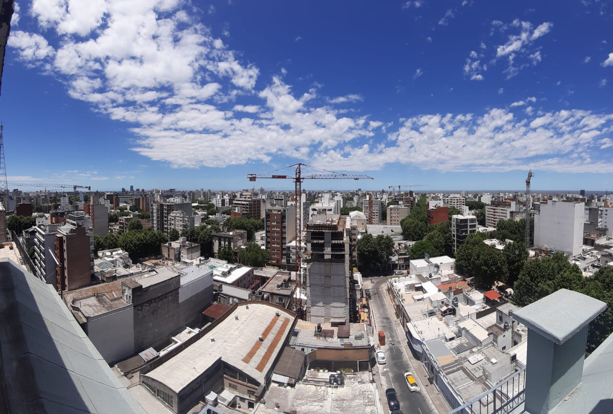 Monoambiente en Piso Alto a mts. de 18 de Julio con la mejor vista del Sur de Montevideo y gran terraza cerrada.-