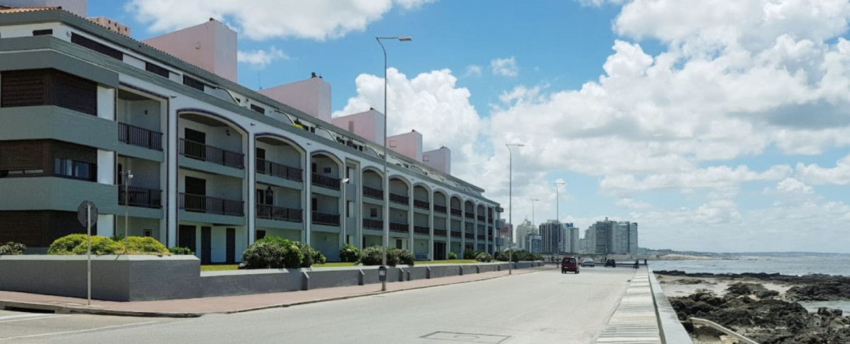 El Farallón - Península: Apartamento frente a El Emir 3er. piso con Estupenda Terraza al Mar